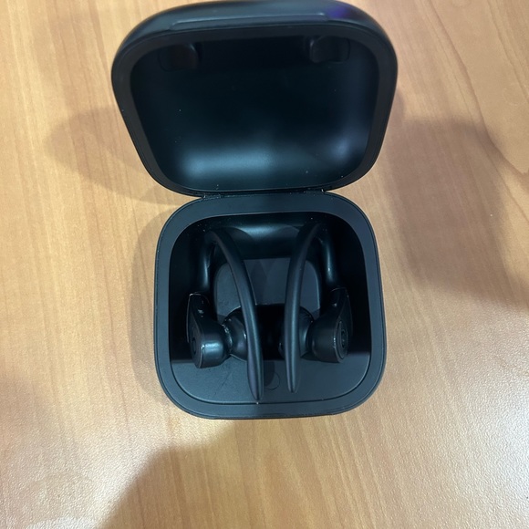 Powerbeats pro good used - Picture 2 of 3